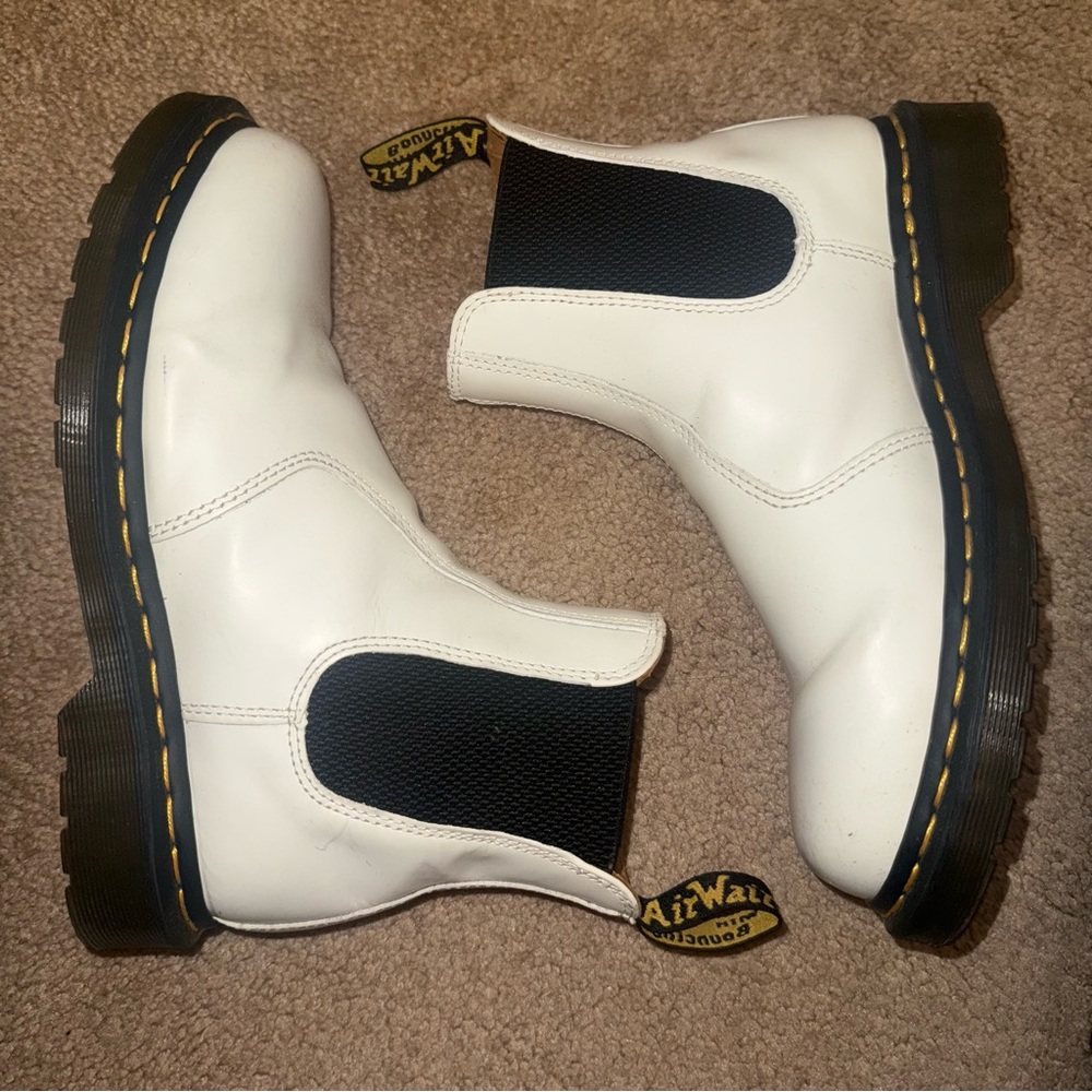 CHELSEA BOOTS DR. MARTENS
